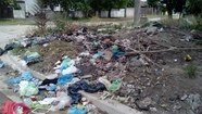 Retiran tres contenedores del barrio y los camiones no pasan: vecinos de El Martillo viven rodeados de basura