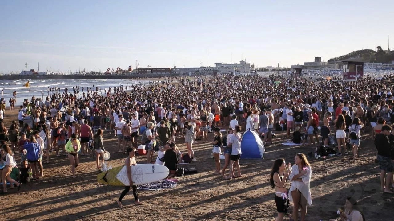 Miles de personas asisten a los after beach en Mar del Plata. Foto: 0223.