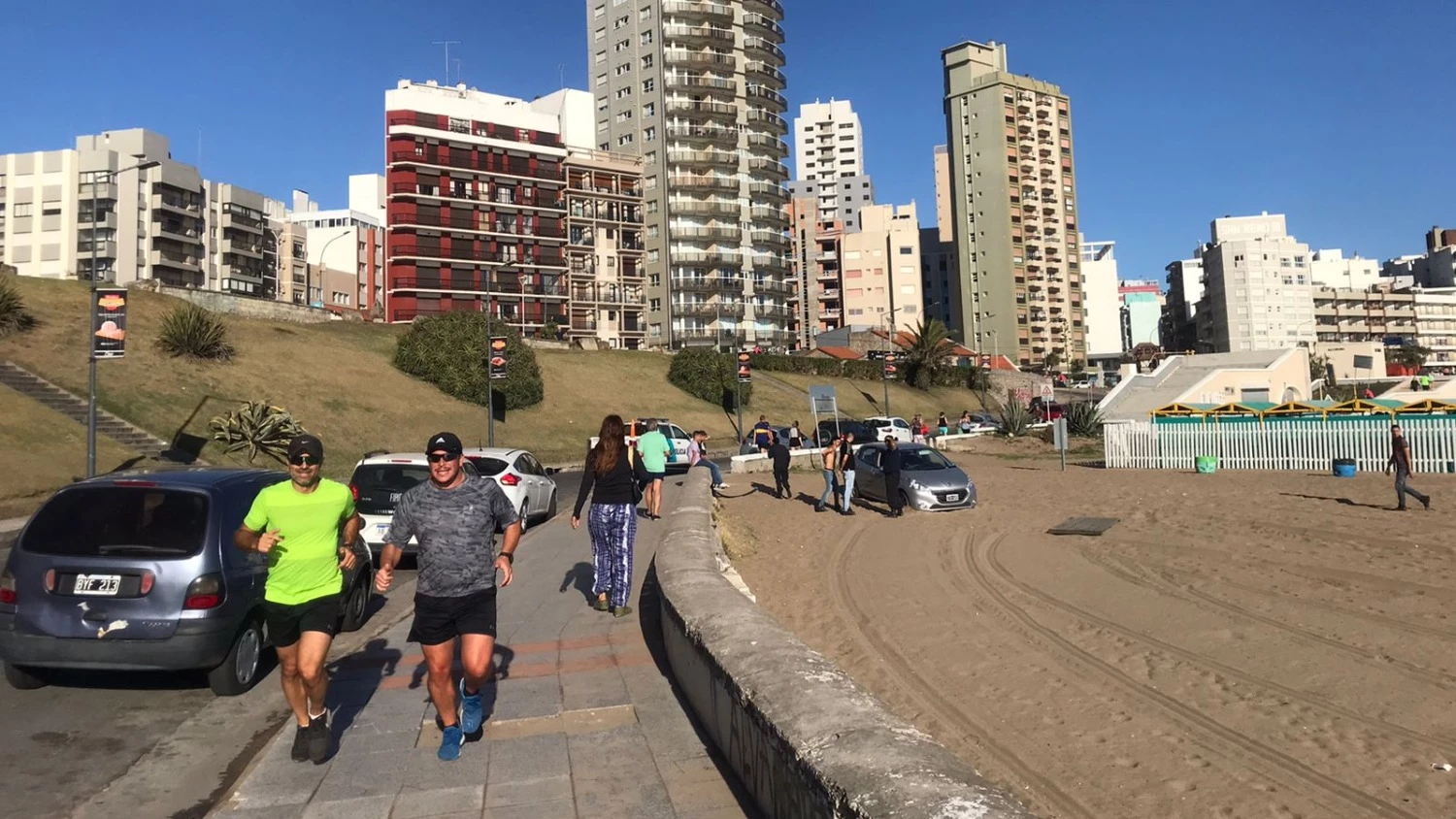 Marplatenses y turistas observaban con incredulidad el insólito accidente en Alfonsina.