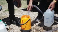 El municipio montó una base en Mario Bravo y Castro Barros para entregar agua a los vecinos.