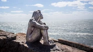 Al cumplirse un año de la instalación de la estatua, el furor de su enigma sigue vigente en Mar del Plata. Foto: 0223.