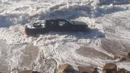 La camioneta apareció en el medio del mar. 