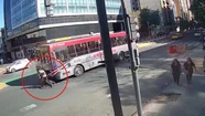 Impresionante video: cruzó mal con su bici y un colectivo lo pasó por arriba   