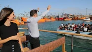 Kicillof se saluda con los pasajeros de otro barco turístico que recorría el Puerto. 