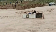 Impactante video: una tormenta arrastró una camioneta con dos personas adentro