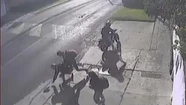 Video: se convirtió en héroe y detuvo a trompadas a un motochorro que quiso robarle a su novia