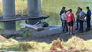 Turista colombiano que se alojaba en Batán se tiró desde un puente al río Quequén y murió
