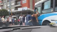 Taxistas agredieron un colectivo de la línea 221 en pleno macrocentro de Mar del Plata.