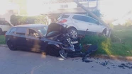 Brutal choque en Faro Norte: colisionó a un auto estacionado y lo hizo incrustar en un poste de luz