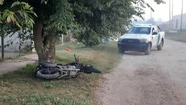 Manejaba borracho su moto y chocó contra un árbol: está internado 