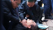 Apuñalaron en el cuello al líder de la oposición de Corea del Sur, Lee Jae-myung, durante un acto público