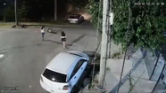 Video: robaron un auto con una beba adentro y a los metros la arrojaron con la sillita al asfalto
