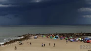 Calmó el calor: una fuerte tormenta sorprendió a todos en las playas del norte. Foto: archivo 0223.
