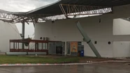 Una fuerte tormenta voló el techo de la terminal y derribó árboles en Miramar