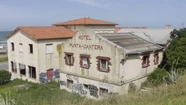 Abandonada desde 2015, la Casa del Deportista se encuentra en una zona privilegiada frente al mar en Punta Mogotes..