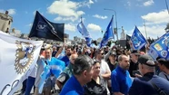 La protesta de trabajadores del puerto se realiza en De Los Trabajadores y 12 de Octubre. Foto: 0223.