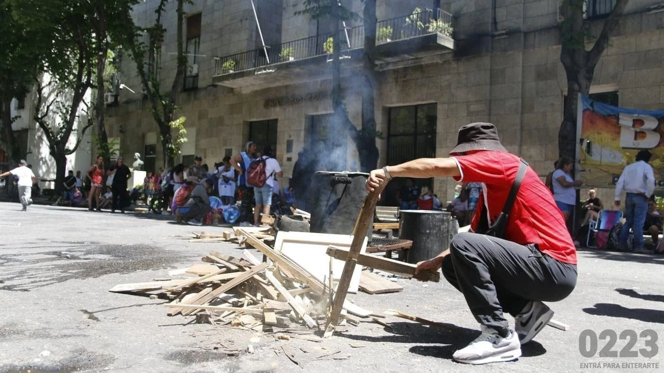 Acampe y olla popular frente a la Municipalidad