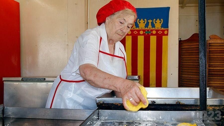 mujer amish cocinando