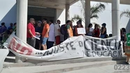 Trabajadores del Conicet realizan un abrazo solidario al Intema Mar del Plata. Foto: 0223.