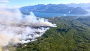 Hay más de 2 mil hectáreas afectadas por el incendio en el Parque Nacional Los Alerces. Foto: Télam. 