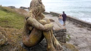 La escultura de una mujer que mira al mar, aparecida en 2021, inspiró el proyecto a punto de ser aprobado. Foto: 0223.
