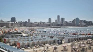 Durante el fin de semana largo, muchos turistas que viajaron a Mar del Plata aprovecharon para alquilar carpa o sombrilla para el próximo verano. Foto: archivo 0223.