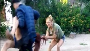Video: le pegó trompadas y patadas en el piso a una joven y su hijo la revoleó a la calle