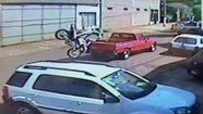 Video: hacía willy con su moto y terminó metido de cabeza en una camioneta
