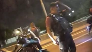 Video: no pudo frenar y atropelló a un policía en medio de un piquete por cortes de luz