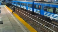 Video: cayó a las vías del tren, se salvó de milagro y terminó internada
