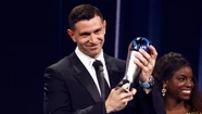 "Dibu" Martínez recibió el premio The Best al mejor arquero del mundo. Foto: Reuters.