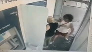 Indignante video: le pegó una trompada a una jubilada para robarle en el cajero
