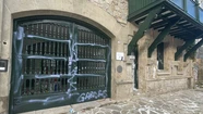 En los 150 años de Mar del Plata, vandalizaron con pintadas la Casa del Balcón