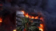 Un voraz incendio quema un edificio de 14 pisos en Valencia