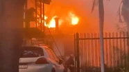 Voraz incendio deja un chalet destruido frente al Parque Primavesi: mirá el video