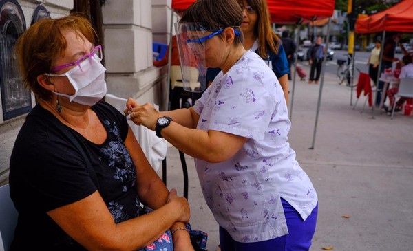 La vacunación antigripal para adultos mayores continuará ...