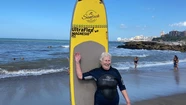 Tiene 81 años y surfeó por primera vez: "Pensé que nunca iba a cumplirse"
