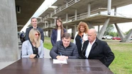 Guillermo Montenegro firmó el acuerdo con los concejales de Acción Marplatense Paula Mantero y Horacio Taccone.