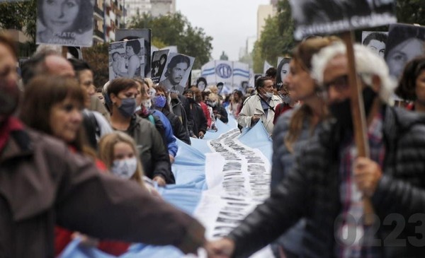 Las fotos de la multitudinaria marcha en Mar del Plata por el Día de la ...