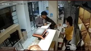 Video: panadera sacó a cuchillazos a un ladrón armado que le robó dos días seguidos