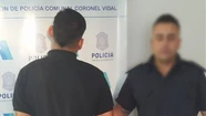 Vio la ventanilla abierta de un auto e intentó robar un teléfono 