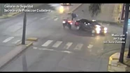 Video: pasó en rojo con su moto, chocó contra un auto y salió despedido