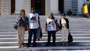 La familia de Lucía pidió apartar al fiscal de enjuiciamiento, Marcelo Lapargo. Foto: Marta Montero y Guillermo Pérez, con sus abogadas.
