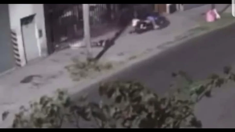 Video: asaltaron a un policía de civil, resistió a los tiros y mató a un  motochorro | 0223