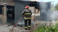 Bomberos del Cuartel Caisamar trabajó arduamente para apagar las llamas en la casa de Rizzuto al 300. 