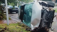 Se estrelló contra un árbol, volcó y dejó el auto abandonado: buscan al dueño