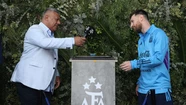 Tapia con Messi, en el acto. Foto: AFA.