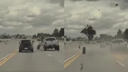 Impactante video: un auto voló por los aires tras chocar con una rueda en una autopista