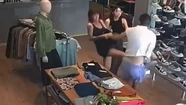 Video: a patadas, dos empleadas sacaron a un mechero que robaba en su local