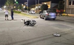 Giró en "U" en la avenida y arrolló a un motociclista 